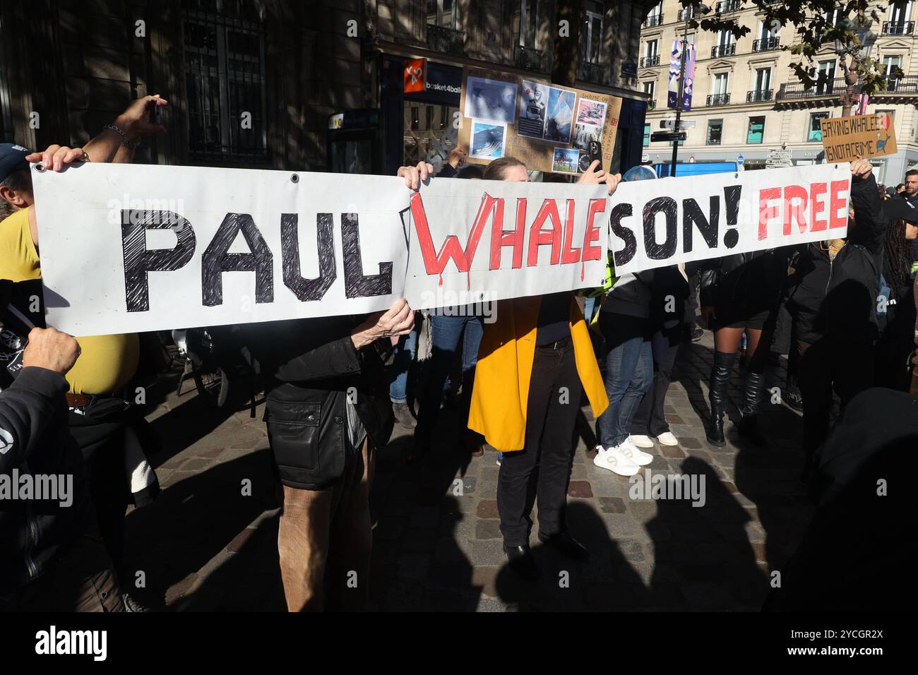 I manifestanti cantano slogan e tengono striscioni mentre prendono parte a una manifestazione a sostegno dell'attivista anti-baleniera statunitense-canadese dell'ONG Sea Shephard Paul Watson a Place de l'Hotel de Ville a Parigi, Francia, il 24 ottobre 2024, mentre il tribunale della Groenlandia deciderà oggi se tenere Paul Watson in custodia in attesa di una decisione sulla sua estradizione in Giappone, dove è ricercato per un alterco con i balenieri. Watson è stato arrestato a Nuuk nel luglio 2024, con un mandato di arresto giapponese del 2012, che lo accusa di aver causato danni a una nave baleniera in Antartide nel 2010 e di aver ferito una baleniera. Foto di Jerome Do Foto Stock