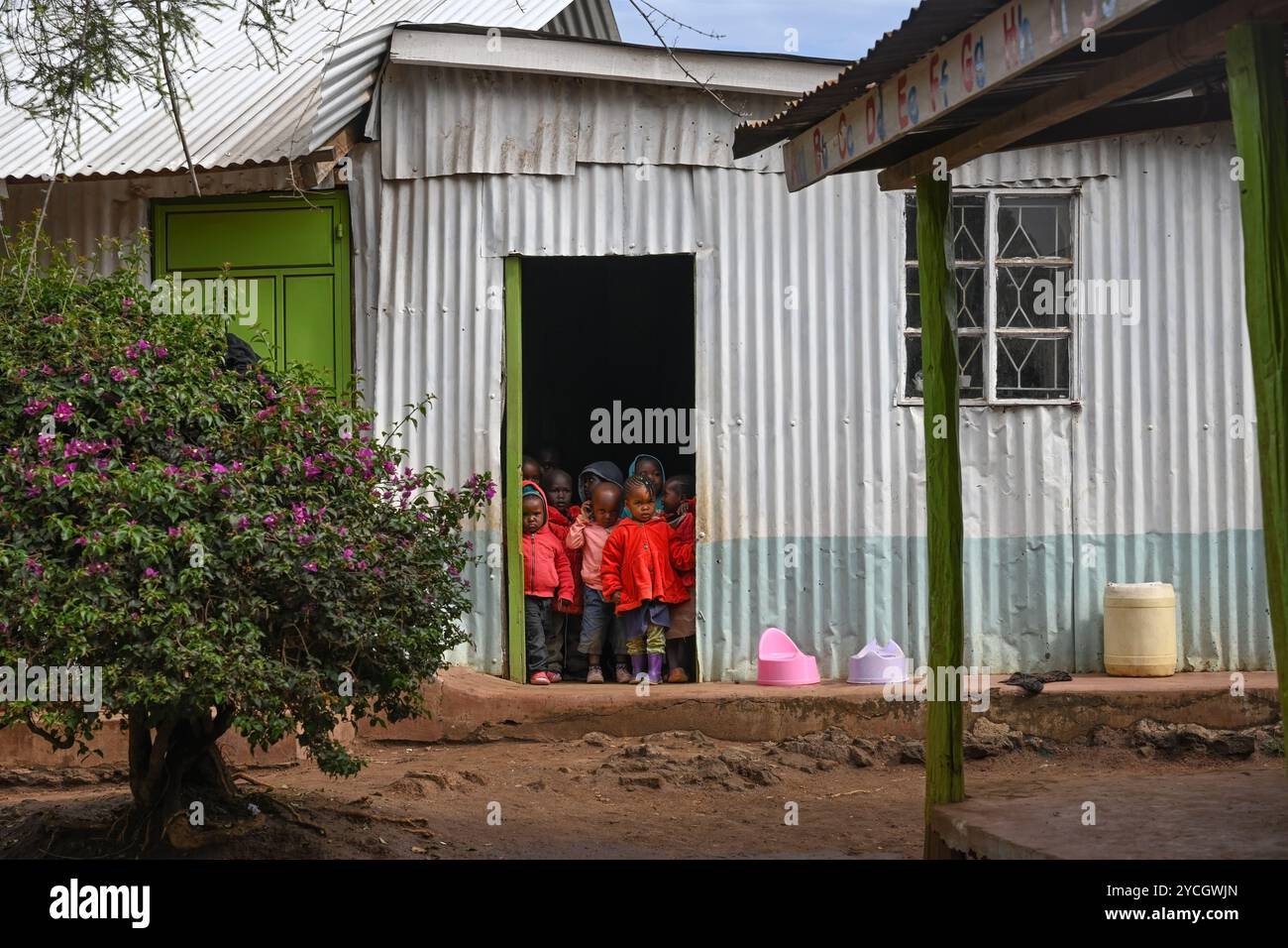 SLUM DI NAIROBI, KENYA - 18 NOVEMBRE 2022: Gruppo di bambini africani in una scuola elementare in una baraccopoli di Nairobi. Le più grandi baraccopoli urbane in Africa. K Foto Stock