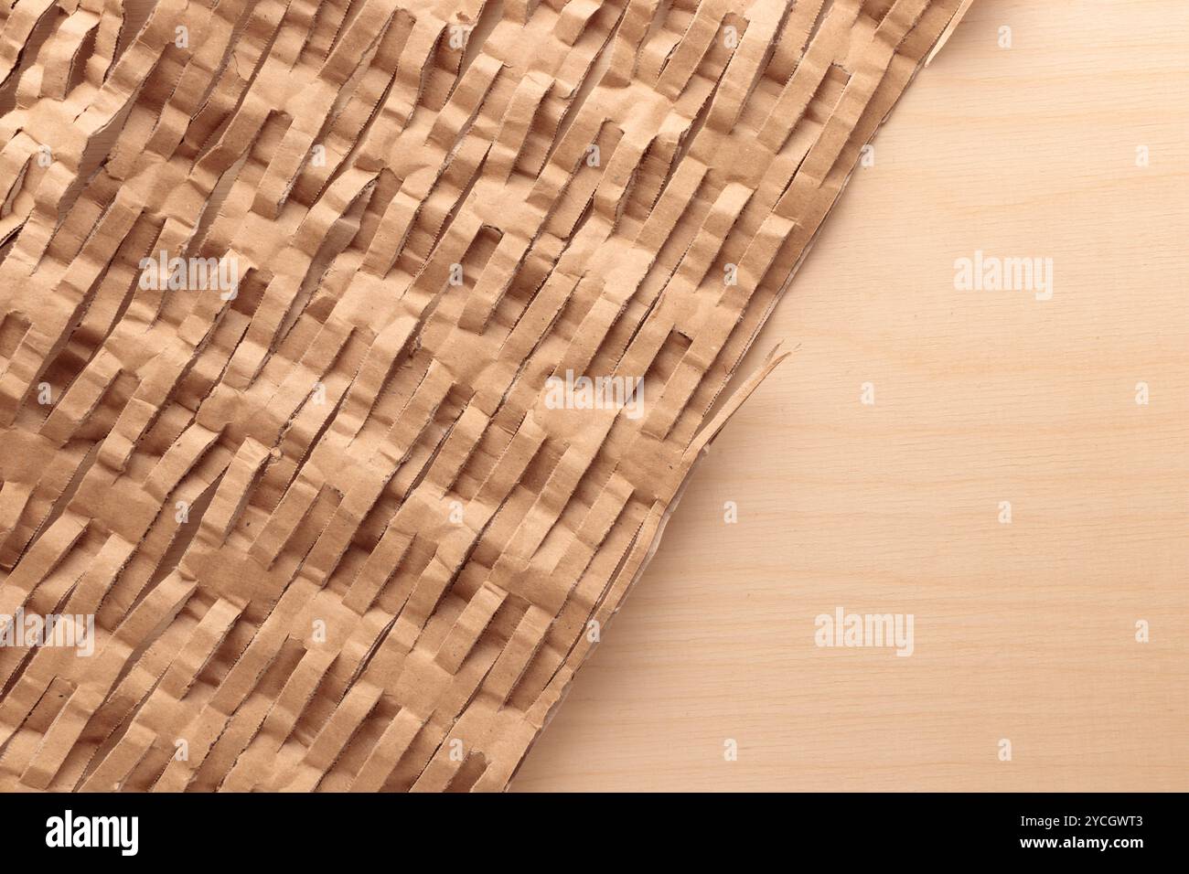 Primo piano di carta da imballaggio ecocompatibile, leggero involucro a bolle per imballaggio protettivo, carta a nido d'ape a basso impatto ambientale, frassino esagonale Foto Stock