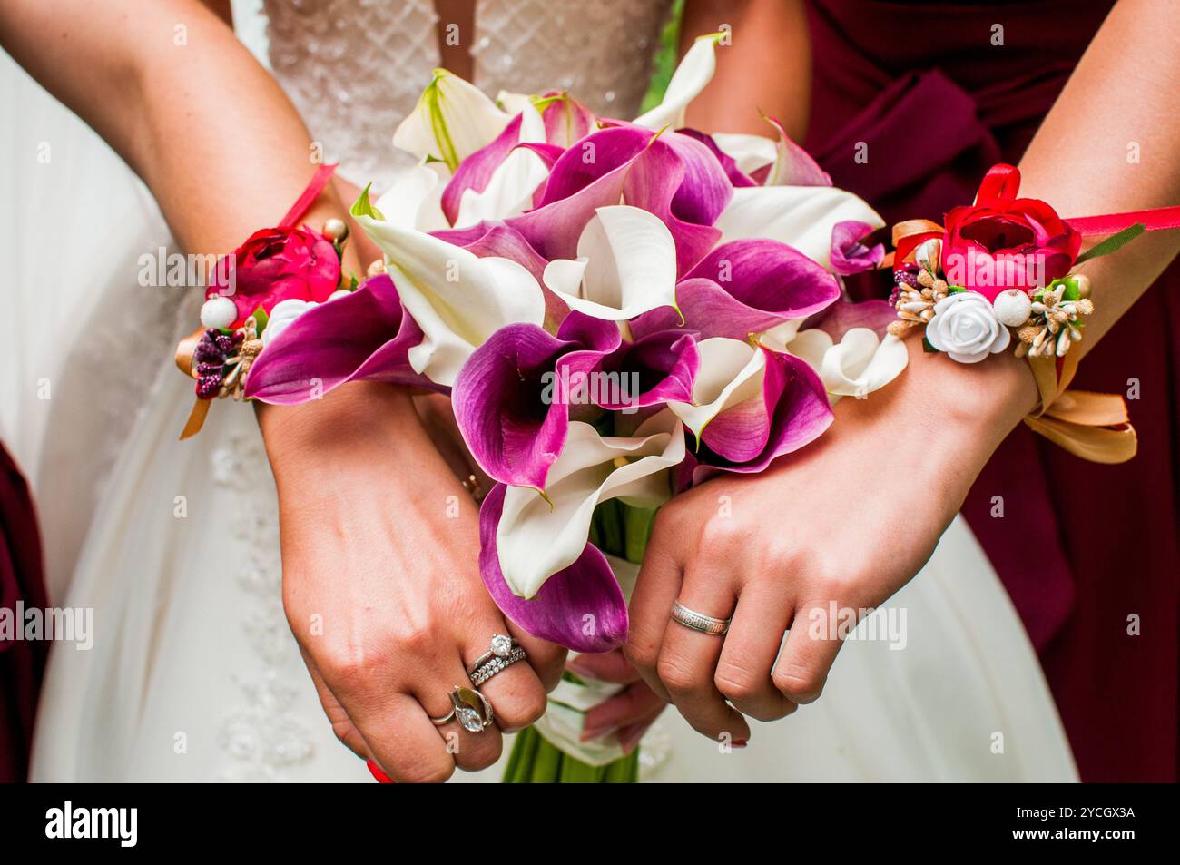 Elegante bouquet nuziale con corsetti da polso coordinati. Foto Stock