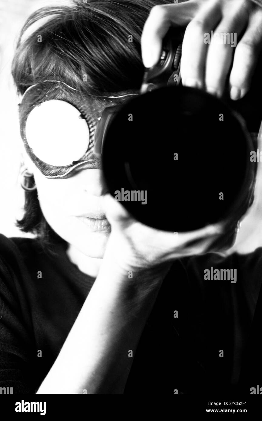 Selfportrait con fotocamera e moto d'epoca Foto Stock