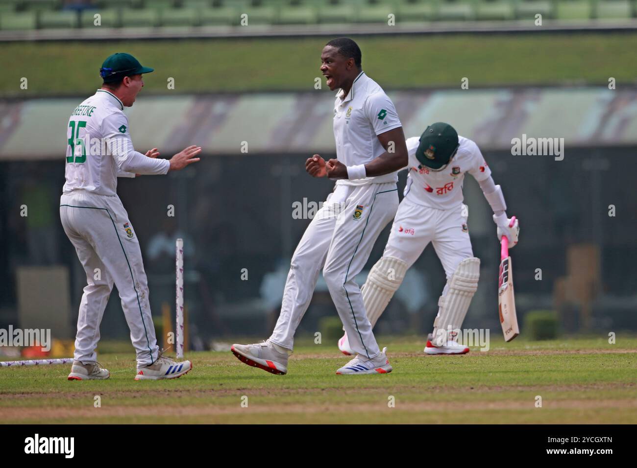 Kagiso Rabada festeggia dopo aver preso il Mushfiqur Rahim Wicket mentre si lamentava dei suoi trecento wickets nel test Cricket durante il Bangladesh e il Sudafrica Foto Stock