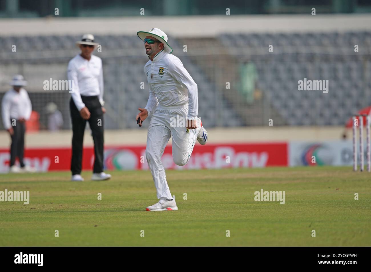 Keshav Maharaj Bowl durante il primo giorno di test del Bangladesh e del Sud Africa allo Sher-e-Bangla National Cricket Stadium di Mirpur, Dacca, Bangladesh, oC Foto Stock