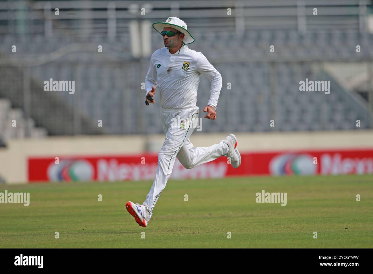 Keshav Maharaj Bowl durante il primo giorno di test del Bangladesh e del Sud Africa allo Sher-e-Bangla National Cricket Stadium di Mirpur, Dacca, Bangladesh, oC Foto Stock