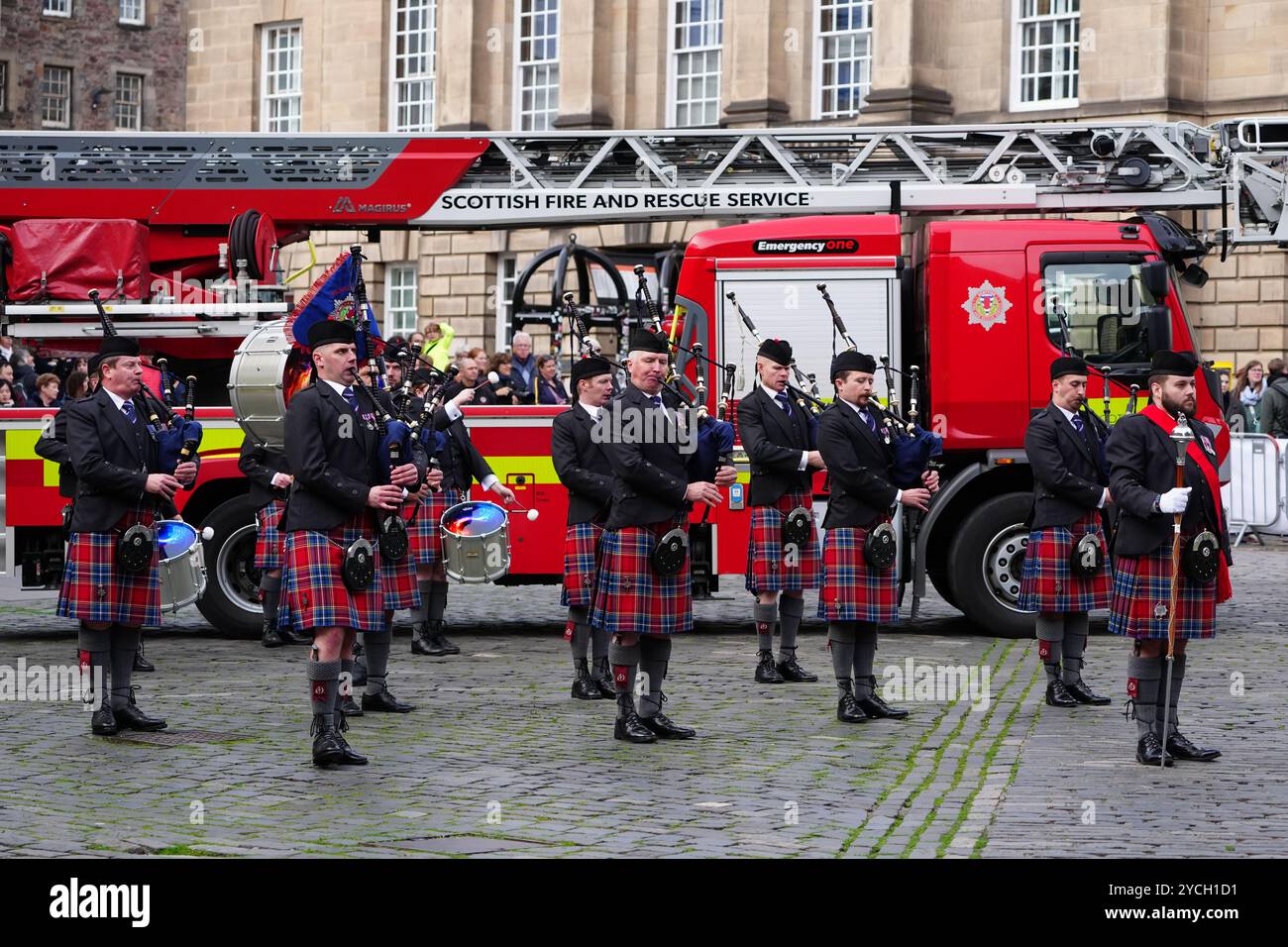 Membri della Scottish Fire and Rescue Service Pipe Band durante la ridedica della statua di James Braidwood in Parliament Square prima di un servizio commemorativo per celebrare i 200 anni del servizio antincendio e di soccorso scozzese nella cattedrale di St Giles a Edimburgo. Data foto: Mercoledì 23 ottobre 2024. Foto Stock