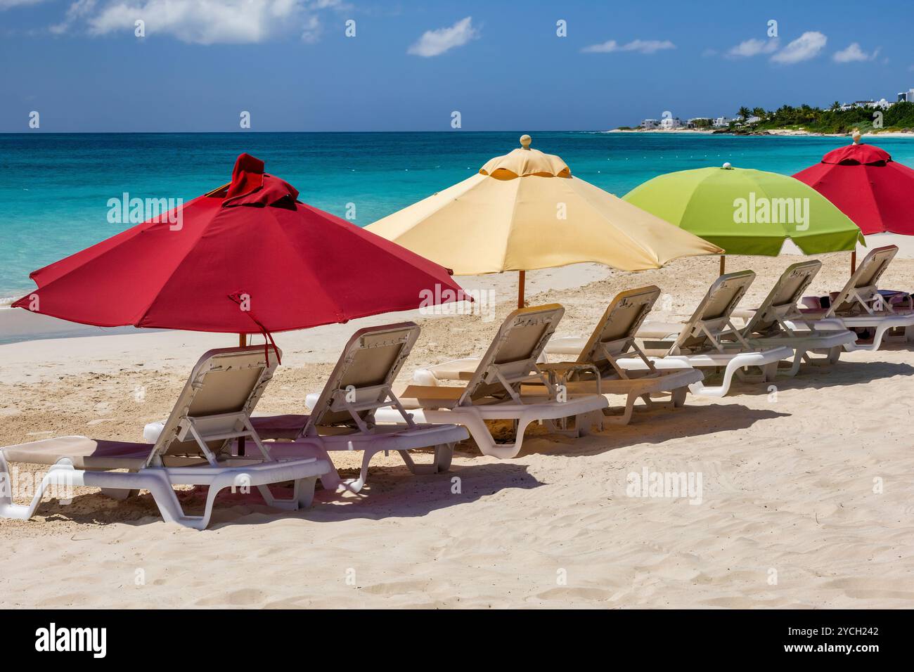 Vista di ombrelloni e sedie a sdraio lungo la spiaggia di Rendezvous Bay sull'isola di Anguilla. Foto Stock