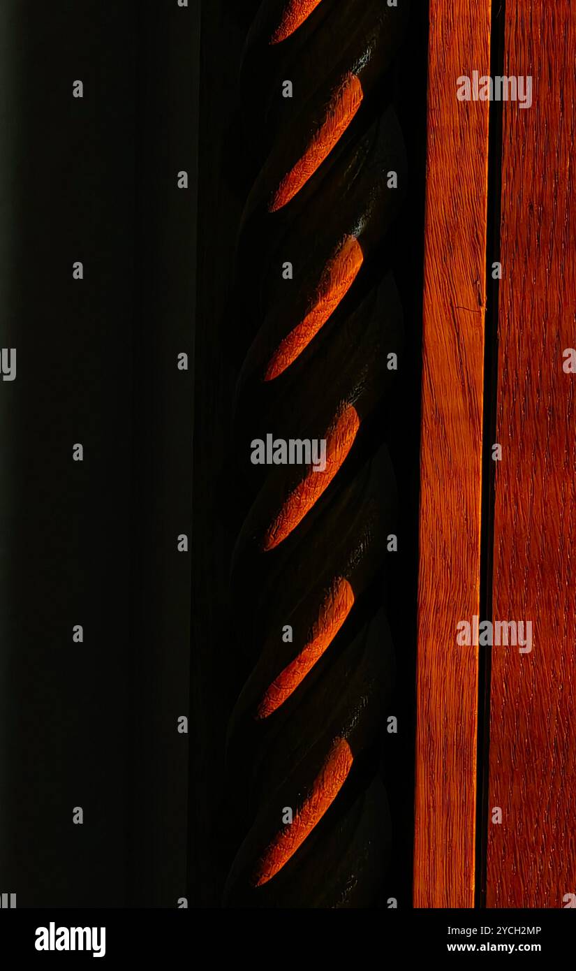 Eleganza del design: Colonna in legno ricurva in interni vintage. Foto Stock