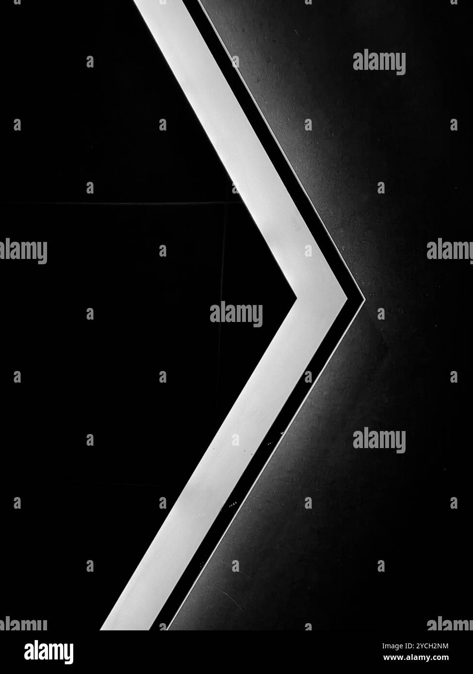 Illuminante al buio: Moderna finestra illuminata in bagno, luce e ombra con forma astratta. Bianco e nero. Foto Stock