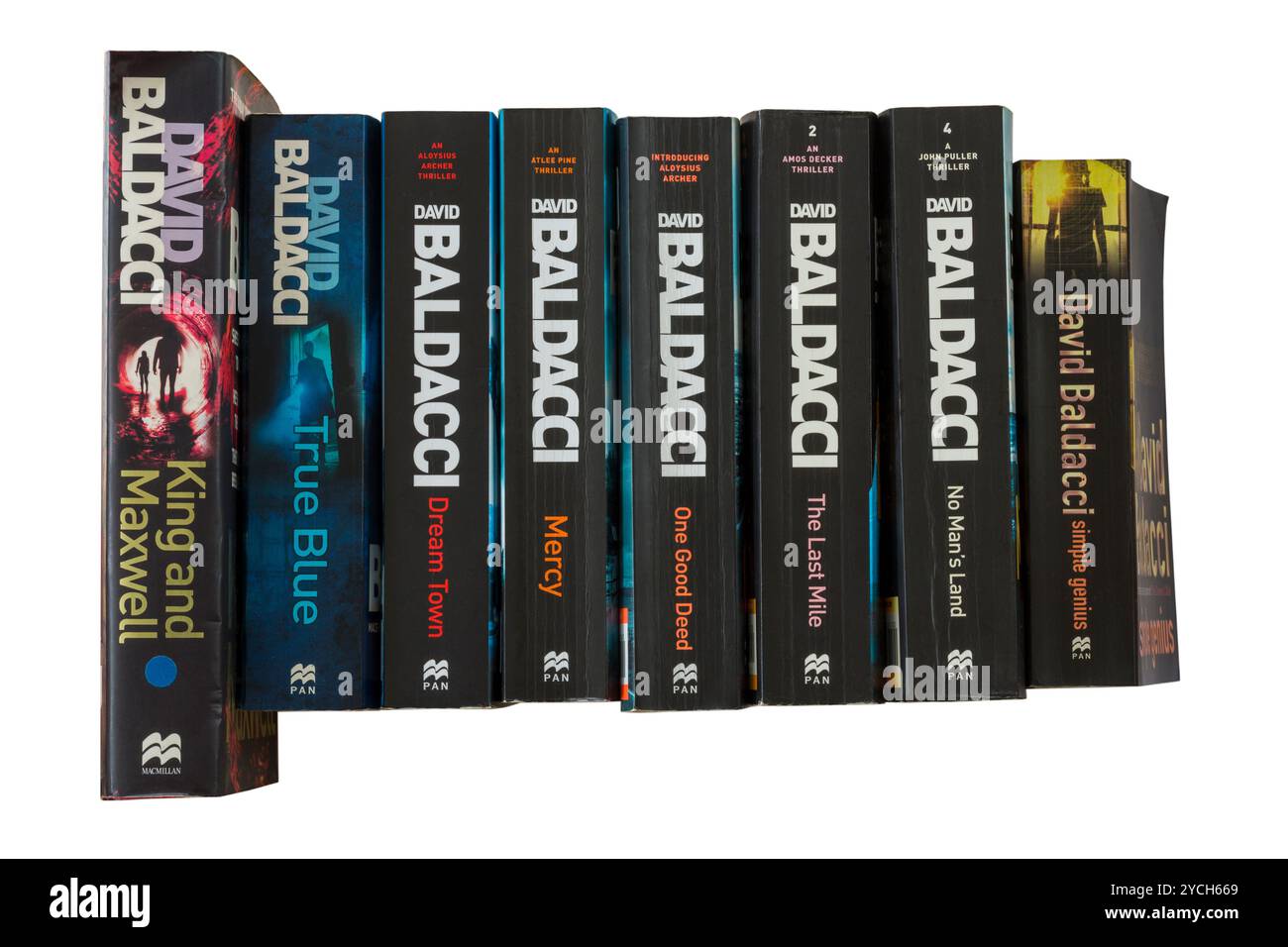 Selezione di libri di David Baldacci che mostrano spine isolate su sfondo bianco Foto Stock