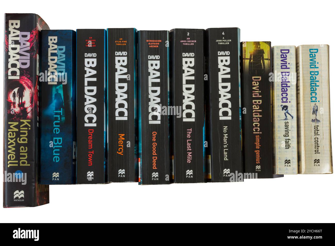 Selezione di libri di David Baldacci che mostrano spine isolate su sfondo bianco Foto Stock