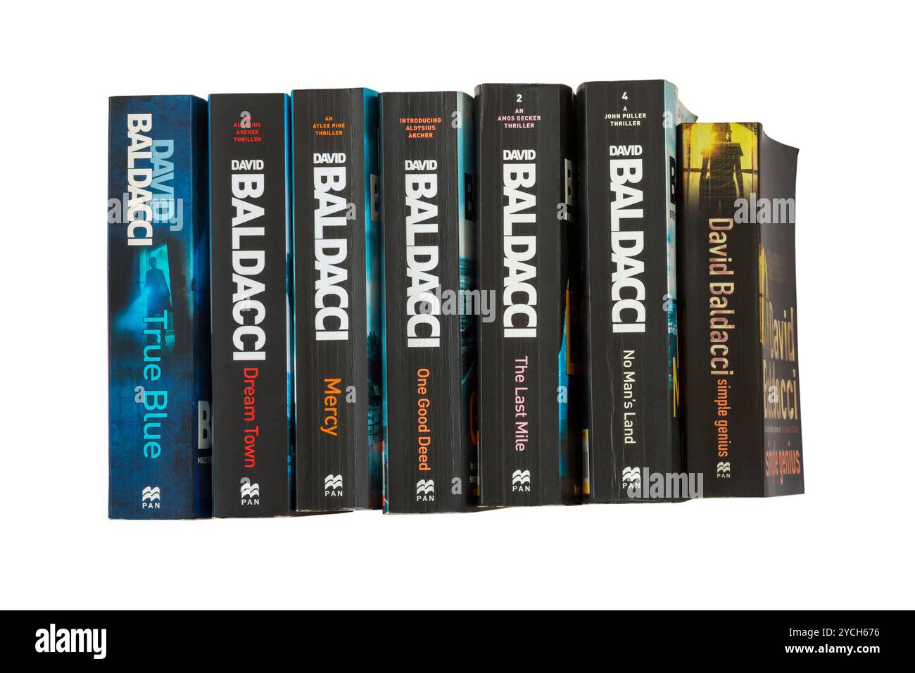 Selezione di libri di David Baldacci che mostrano spine isolate su sfondo bianco Foto Stock