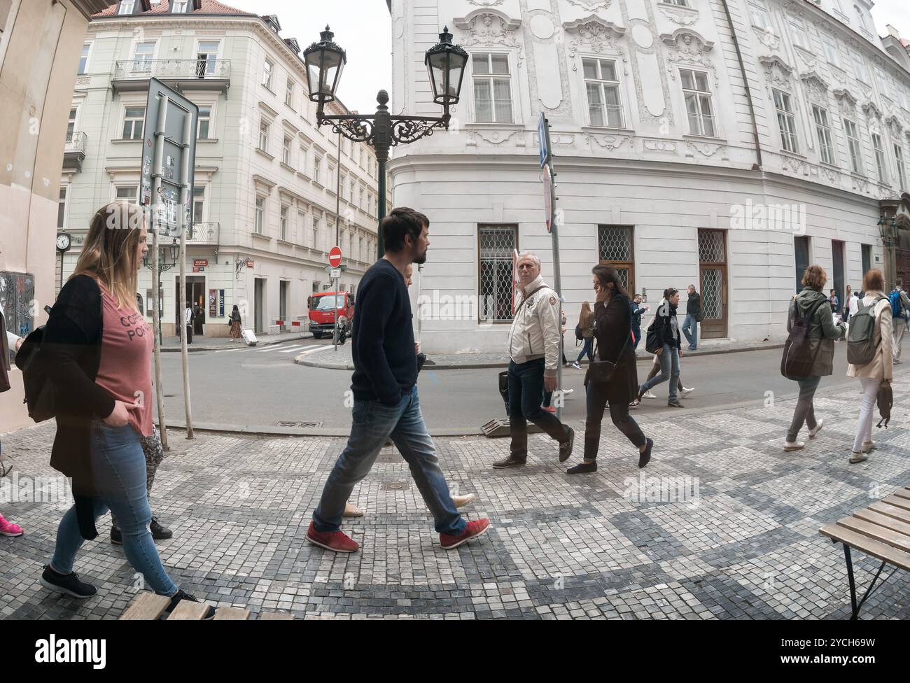 Praga, Repubblica Ceca - 25 maggio 2017: I turisti passeggiano per le affascinanti strade di Praga, immergendosi nel paesaggio storico della città. L'architettura e il trambusto della città vecchia Foto Stock