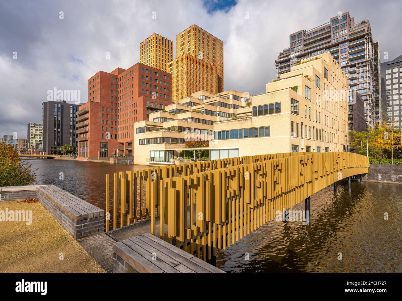 Paesaggio urbano di Amsterdam Zuidas, vista del ponte sul canale di Boelgracht e dei moderni edifici per uffici Foto Stock