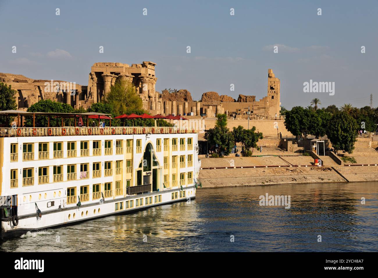 Nave da crociera sul Nilo ormeggiata al tempio tolemaico di Kom Ombo sulle rive del fiume Nilo, Assuan, Egitto. Foto Stock