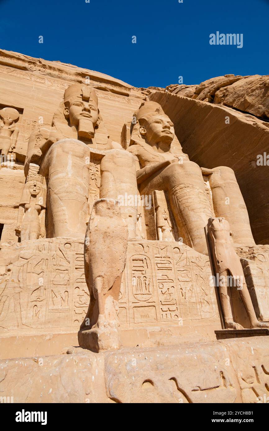 Dettaglio dal grande Tempio di Ramses II scavato nella roccia ad Abu Simbel, Assuan, Egitto. Foto Stock