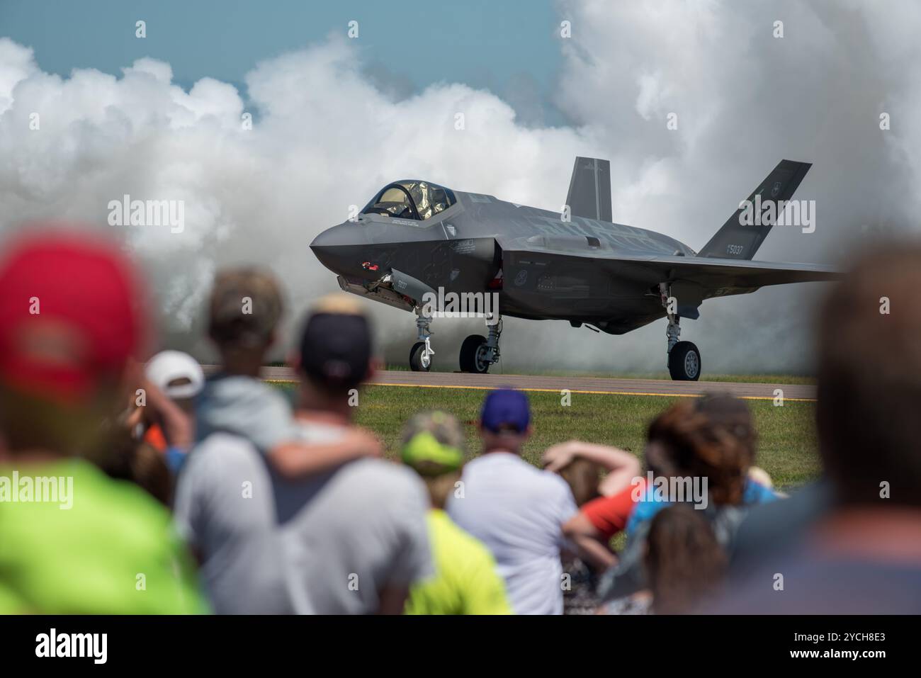 F-35A Lightning II Fighter Jet a terra con la folla Foto Stock