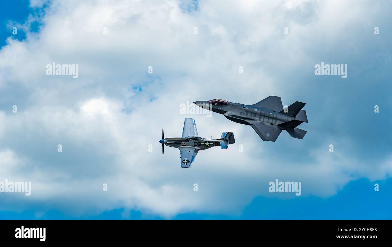 P-51 Mustang e F-35A Lightning Fighter Planes in volo a Duluth Minnesota Foto Stock