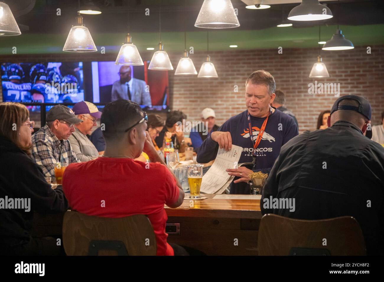 Denver, Colorado - Un bar e ristorante presso l'Aeroporto Internazionale di Denver (DEN). Foto Stock