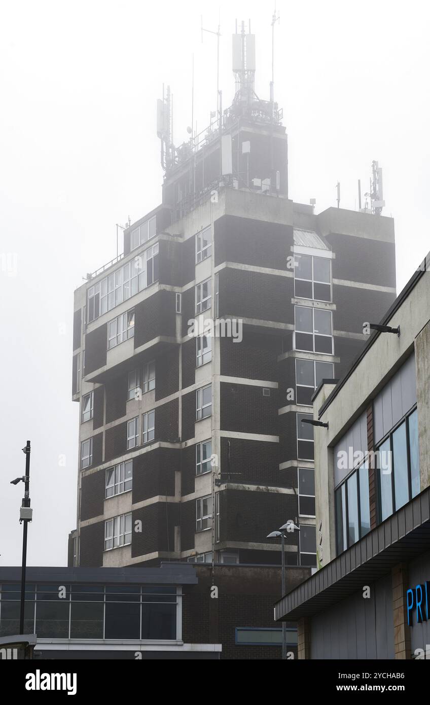 Grosvenor House, ex Strathclyde hotel nel centro di Corby, Inghilterra, in una giornata nebbiosa. Foto Stock