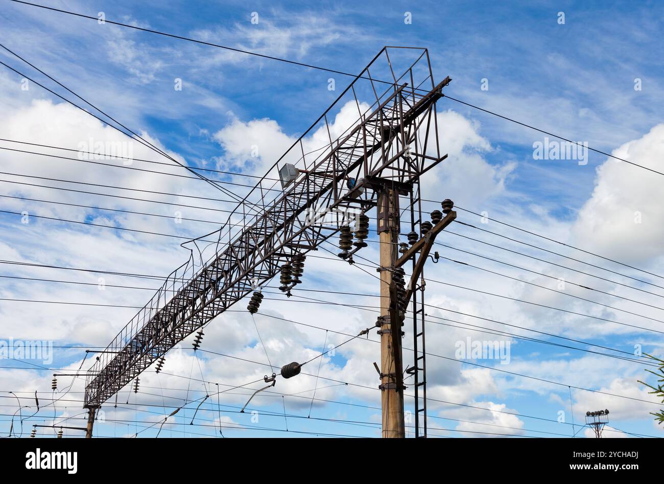 Forefront di una catenaria di ferrovia con un cielo blu Foto Stock