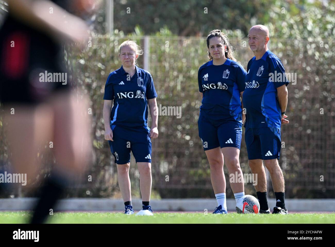 Heraklion, Grecia. 23 ottobre 2024. Il team manager Lois Otte, la massaggiatrice Lene Vrijsen e l'uomo di Kit Rudy Vanderelst nella foto durante la sessione di allenamento Matchday -2 in vista di una partita tra le squadre nazionali di Grecia e Belgio, chiamata The Red Flames nel primo play-off della competizione UEFA Women's European Qualifiers 2023-24, mercoledì 23 ottobre 2024 a Heraklion, Grecia. Crediti: Sportpix/Alamy Live News Foto Stock