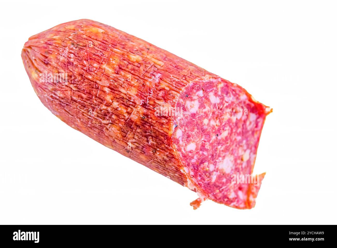 Una salsiccia di salame isolata su sfondo bianco. Foto Stock