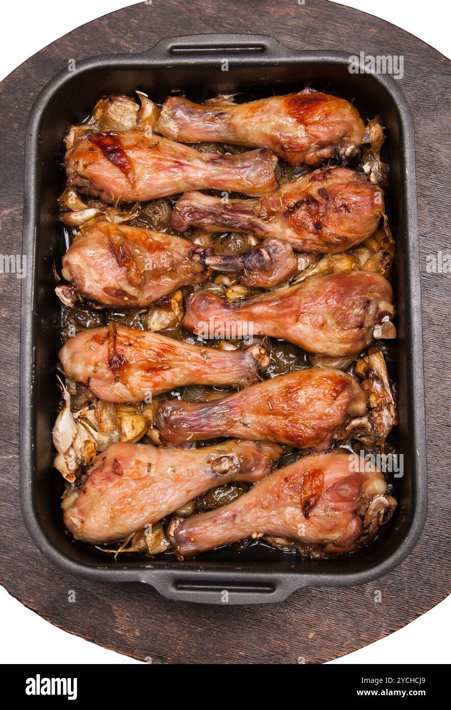 Cosce di pollo cotte in vassoio su legno nero Foto Stock