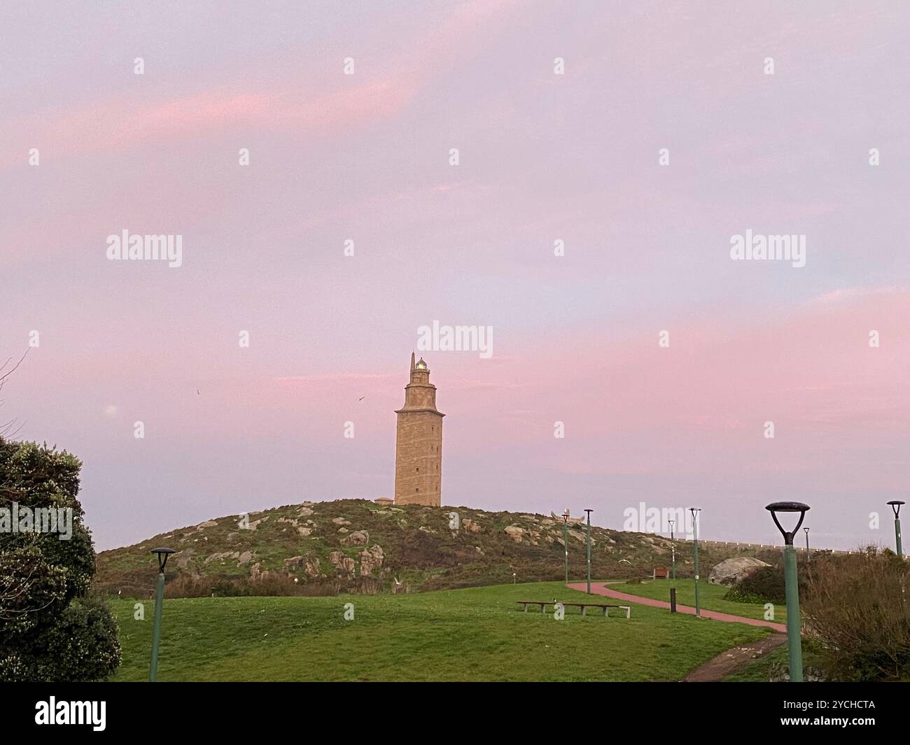 Splendida Torre di ercole (Torre de Hércules), antico monumento architettonico storico per Un Coruña in spagna. Paesaggio con un meraviglioso cielo rosa. Foto Stock