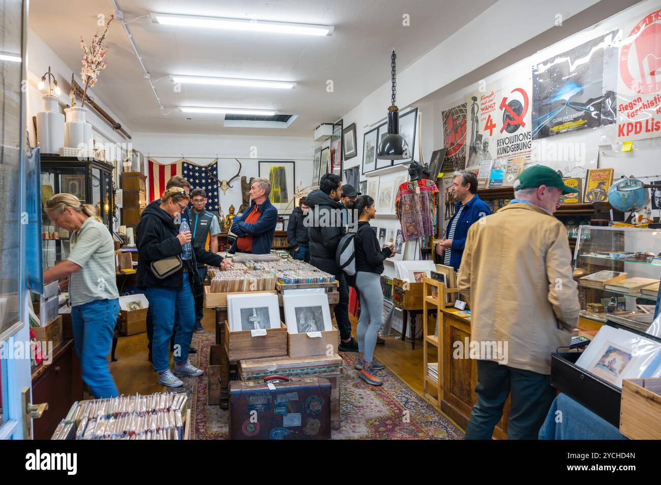 Persone che navigano presso rare Books & Curios, un negozio di libri d'antiquariato e d'epoca rari, mappe e stampe Greenwich Market Londra Inghilterra Regno Unito Foto Stock