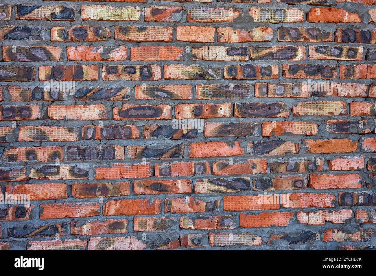 Weathered red un muro di mattoni come sfondo Foto Stock