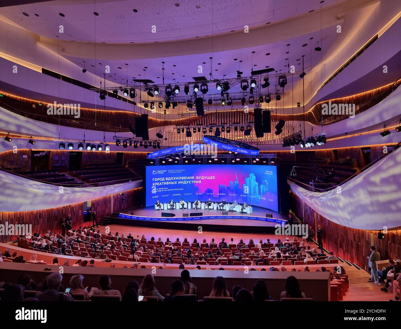 Sessione di panel sulle industrie creative nella sala conferenze Zaryadye del BRICS Green Cities Forum / BRICS Urban Future Forum a Mosca, Russia Foto Stock