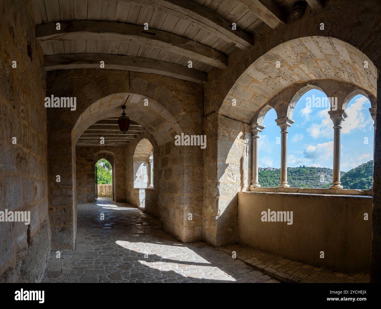 Galleria che conduce alla Chapelle Notre-Dame, Rocamadour, Occitania, Francia. Foto Stock