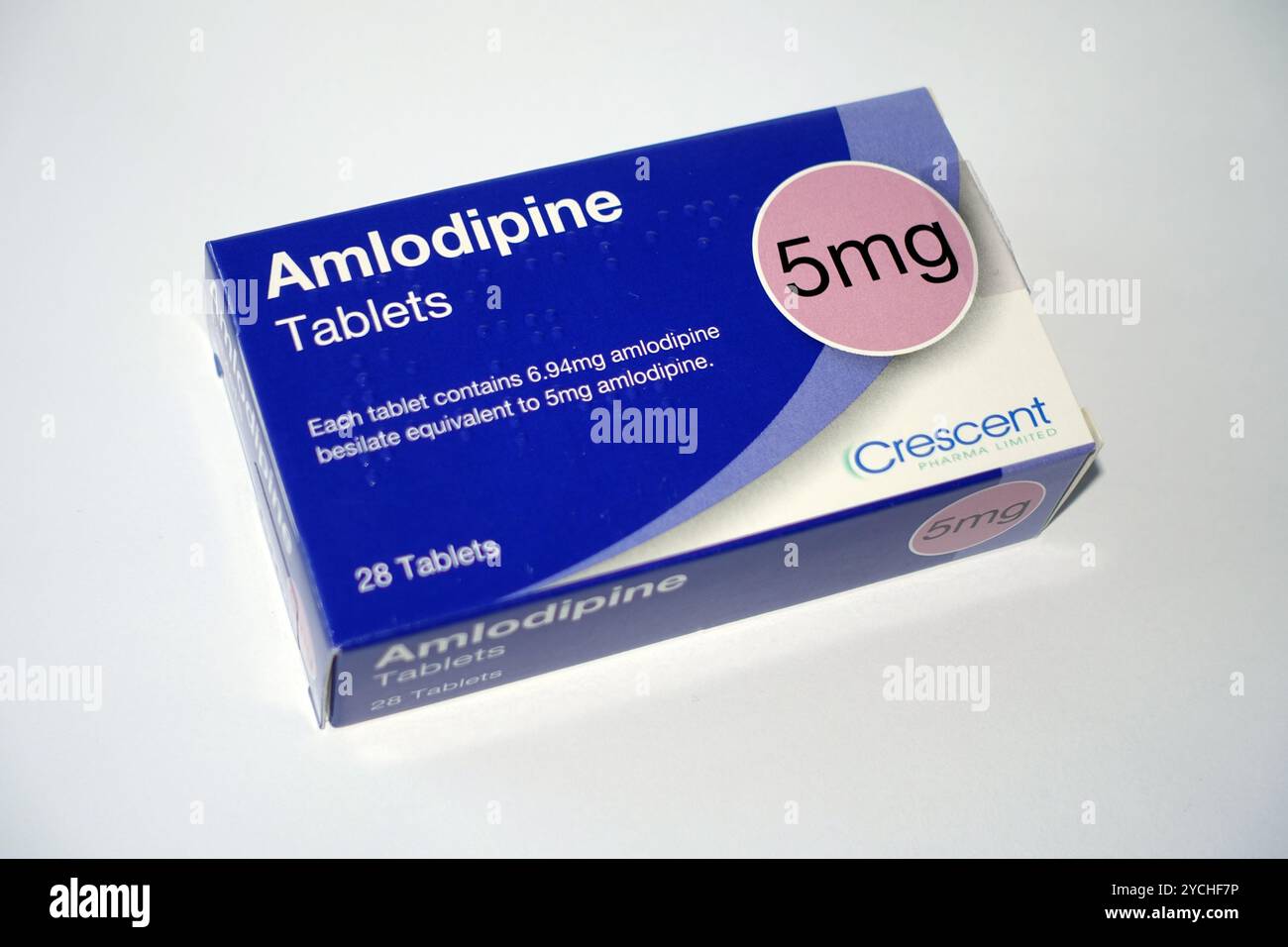 Una scatola di 28, 5mg compresse di Amlodipine fatte da Crescent e prescritte per trattare la pressione alta (ipertensione), Inghilterra, Regno Unito. Foto Stock