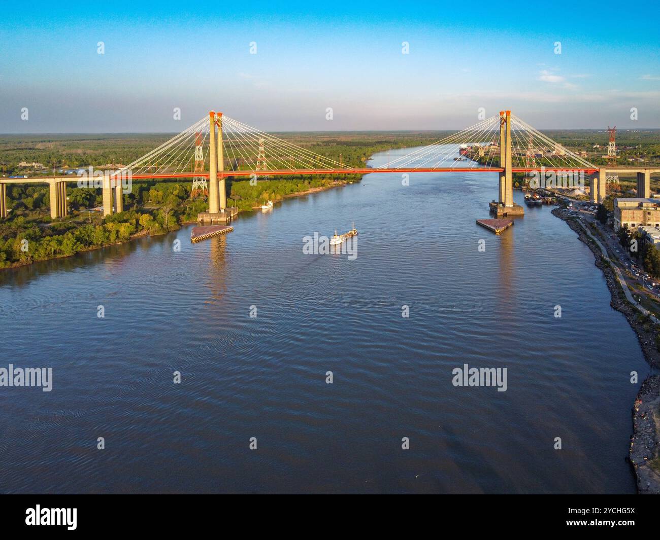 Barca a vela sul fiume Parana sotto il ponte Zarate Brazo largo al tramonto Foto Stock