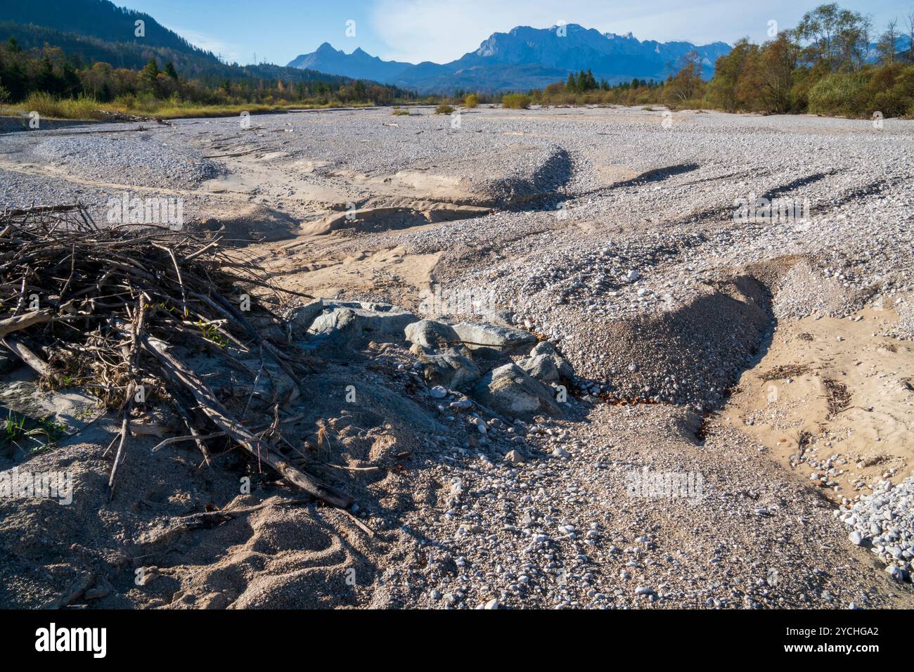 Wasserknappheit im Isartal Kompletter Trockenfall der Isar, deren Wasser bei Krün in einem Kanal zum Walchensee abgeleitet wird und das Restwasser bei Foto Stock