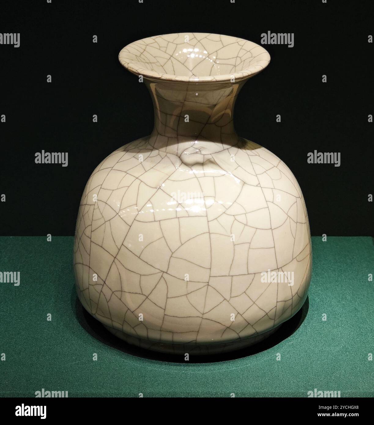 Un antico vaso in ceramica con crepe sulla superficie esposto nel museo di Nanchino Foto Stock