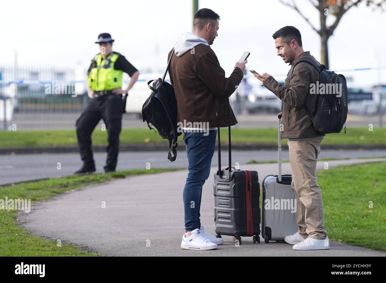 I passeggeri aspettano di entrare nell'aeroporto di Birmingham dopo che è stato evacuato in seguito a un allarme di sicurezza. Data foto: Mercoledì 23 ottobre 2024. Foto Stock