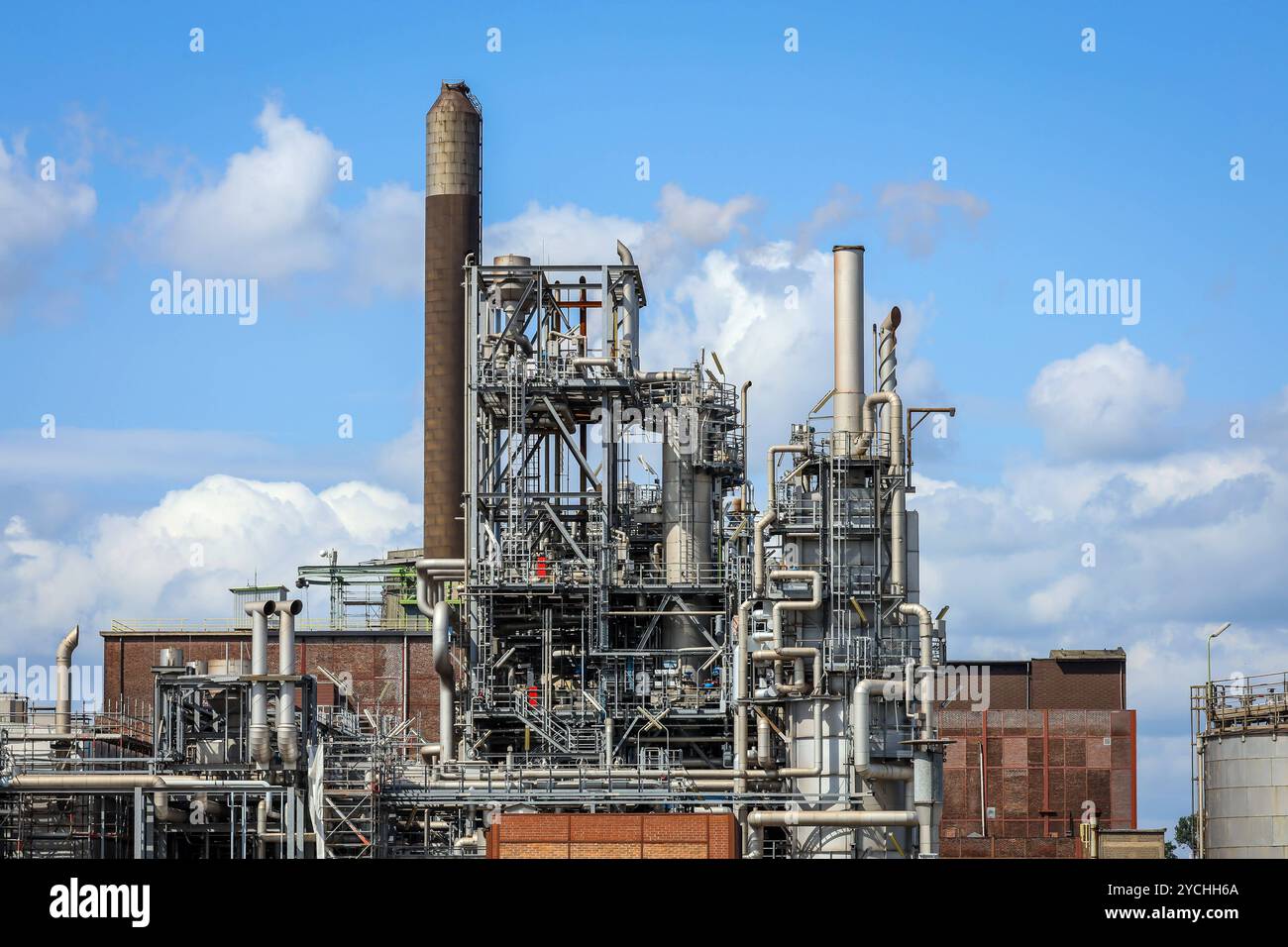 Oberhausen, Nordrhein-Westfalen, Deutschland - Air liquide, Wasserstoffproduktion im Chemiepark OQ Chemicals. POX-Anlage Partielle Oxidation zur konventionellen Herstellung von Wasserstoff und Synthesegas. Air liquide HAT am Standort Oberhausen auch einen TRAILBLAZER im Betrieb, einen 20 MW-Elektrolyseur zur Erzeugung von erneuerbarem Wasserstoff. Oberhausen Nordrhein-Westfalen Deutschland *** Oberhausen, Renania settentrionale-Vestfalia, Germania Air liquide, produzione di idrogeno nel parco chimico OQ Chemicals POX Plant ossidazione parziale per la produzione convenzionale di idrogeno e gas di sintesi ai Foto Stock