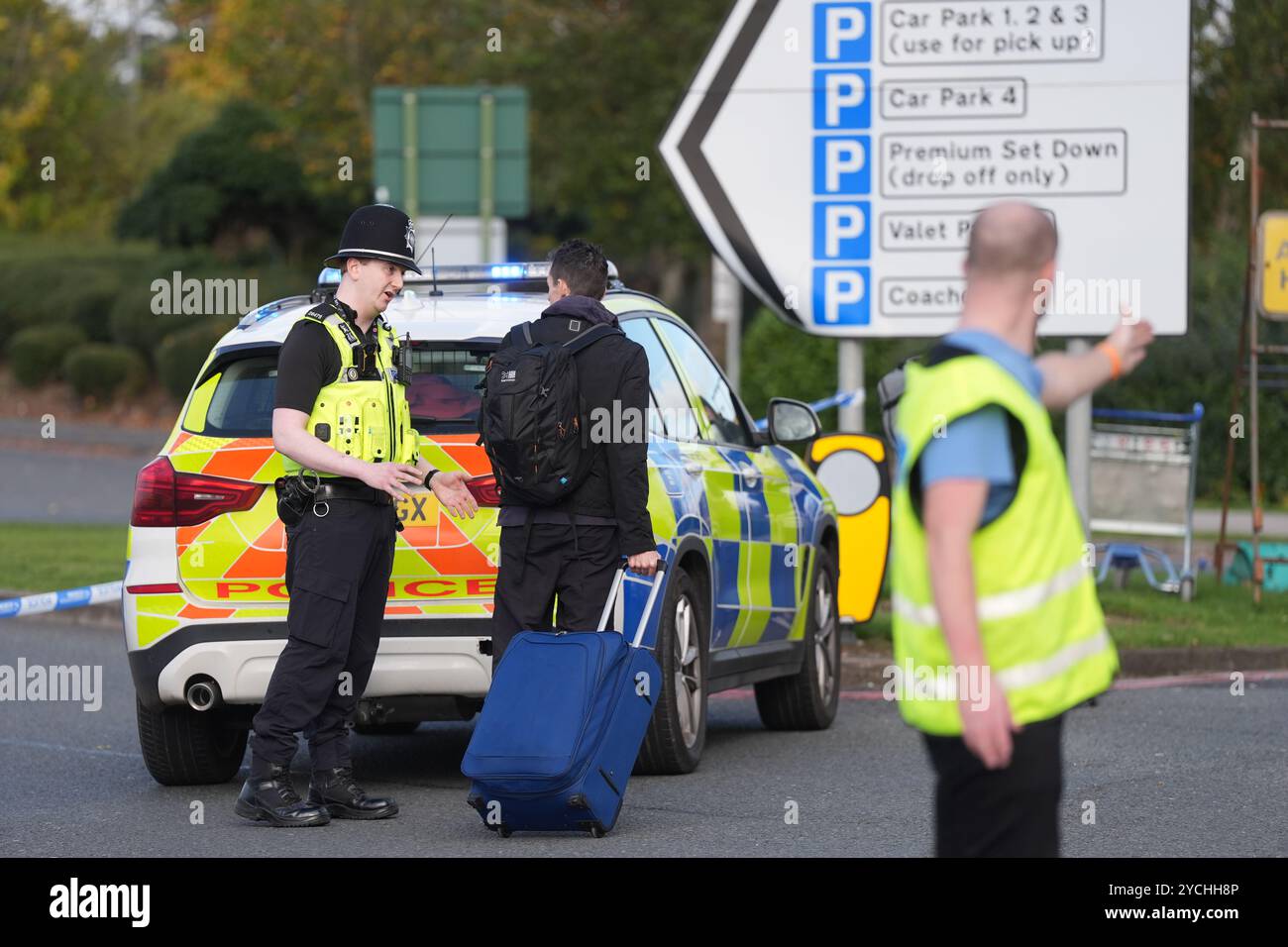 I passeggeri aspettano di entrare nell'aeroporto di Birmingham dopo che è stato evacuato in seguito a un allarme di sicurezza. Data foto: Mercoledì 23 ottobre 2024. Foto Stock