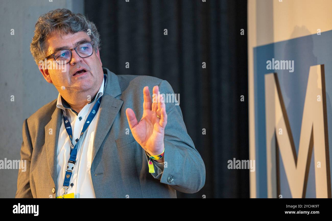 Medientalk mit Thomas Hess, Ludwig-Maximilians-Universitaet Muenchen LMU, waehrend der Medientage am Mittwoch 23.10.2024 a Monaco. Die Medientage Muenchen sind ein jaehrlich stattfindender Kongress der Kommunikationsbranche mit angeschlossener Messe. SOLO USO EDITORIALE *** Media Talk con Thomas Hess, Ludwig Maximilians University Munich LMU , durante il Medientage di mercoledì 23 10 2024 a Monaco il Medientage Muenchen è un congresso annuale dell'industria delle comunicazioni con un associato USO EDITORIALE fiera Copyright: epd-bild/TheoxKlein 241023 TK Medientage 117 Foto Stock