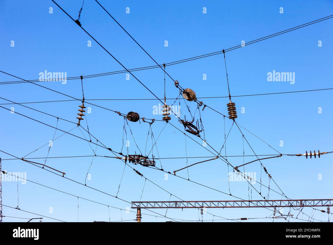 Ferrovia linee aeree contro il cielo blu chiaro, il filo di contatto Foto Stock