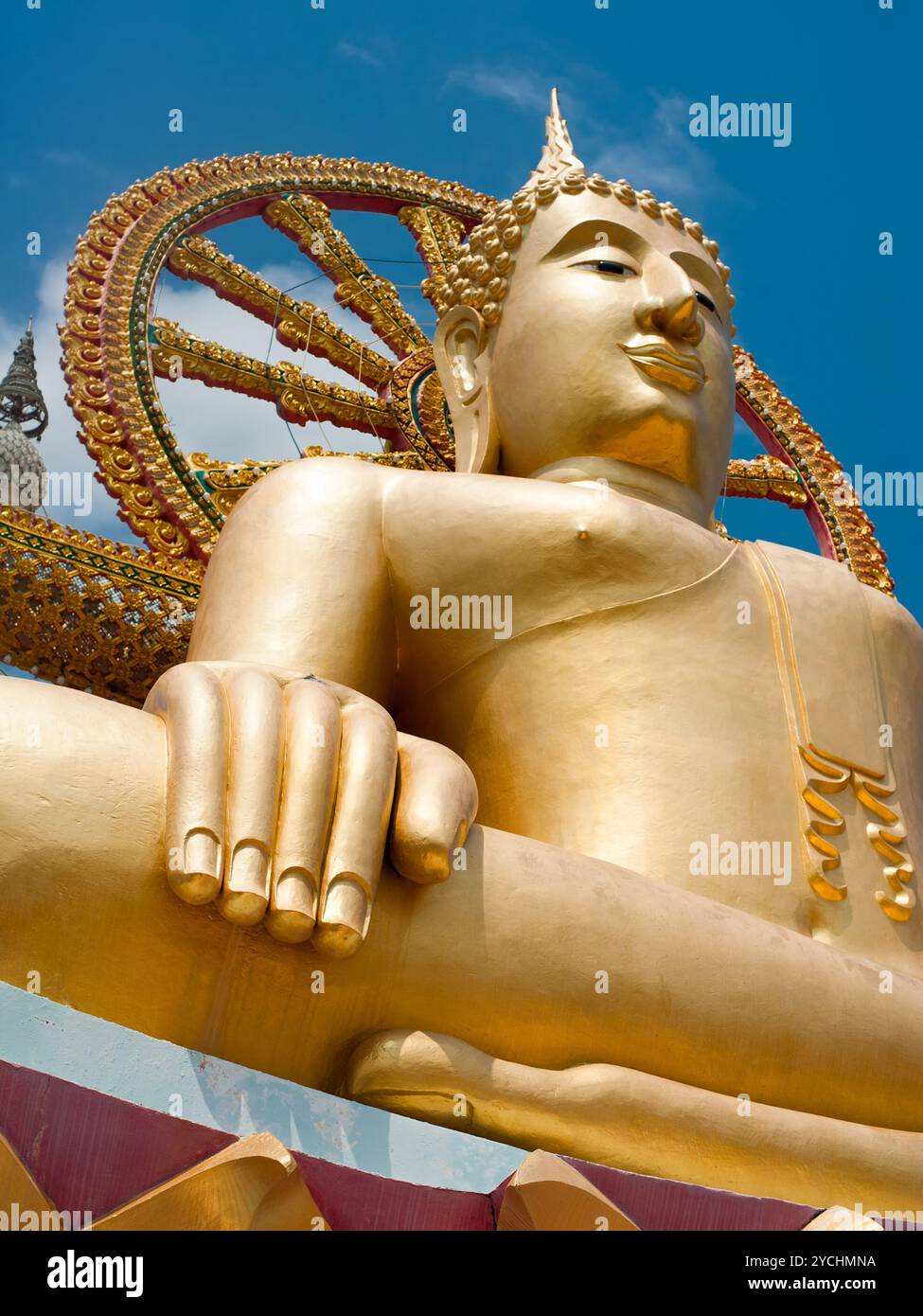 Grande golden statua di Buddha nel Wat Phra Yai Tempio. Koh Samui, Thailandia Foto Stock