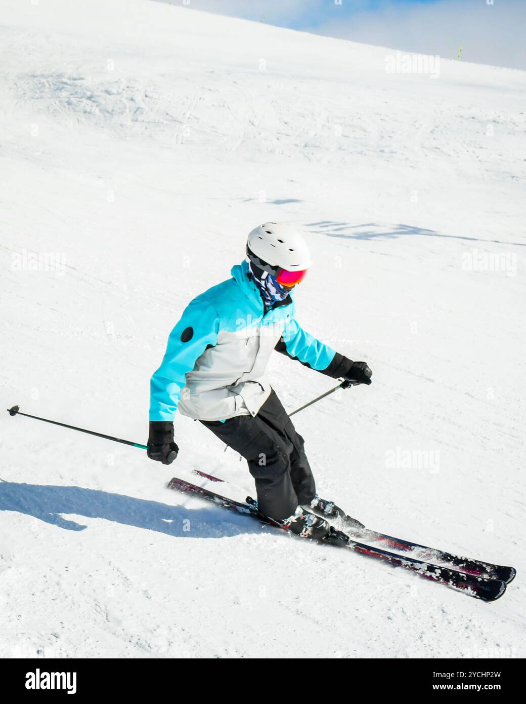 Sciatore esperto sulle piste d'inverno montagne innevate giorno di sole all'aperto spruzzo di carve neve. E istruttore di sci professionista Foto Stock