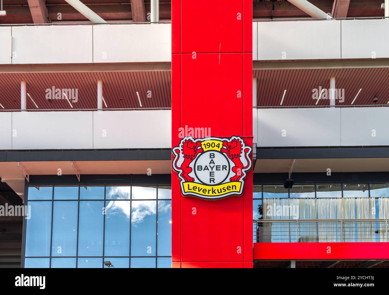 Leverkusen, Renania settentrionale-Vestfalia, Germania - 16 ottobre 2022: Logo Bayer 04 alla BayArena Foto Stock