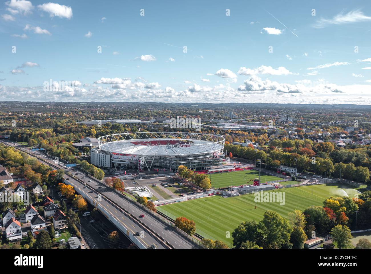 Leverkusen, Renania settentrionale-Vestfalia, Germania - ottobre 2022: Veduta aerea autunnale della BayArena, stadio di casa della Bundesliga Bayer 04 Foto Stock