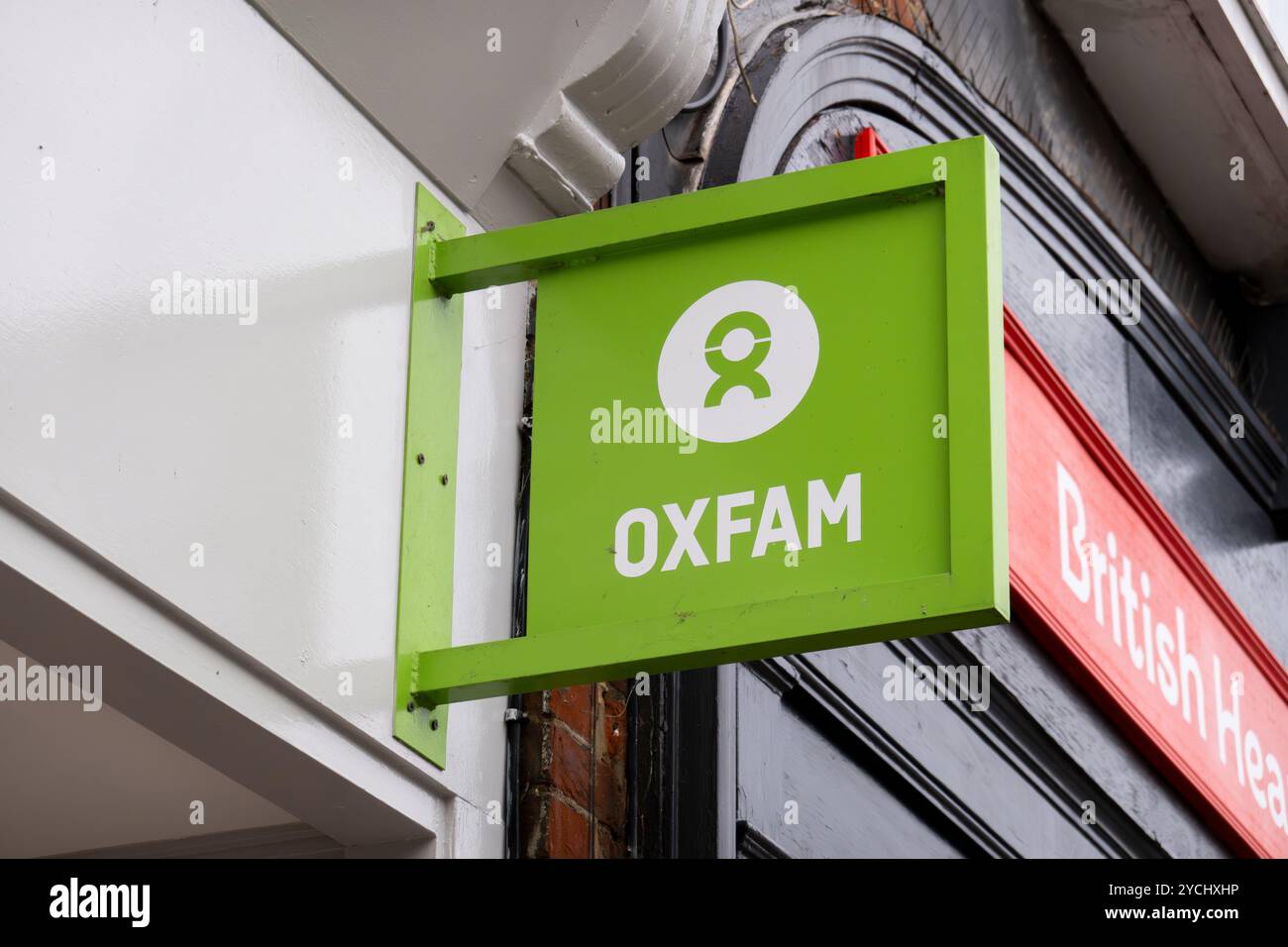 Cartellone per il negozio di beneficenza Oxfam sul lato di un edificio a Saffron Walden, Essex, Regno Unito. Foto Stock