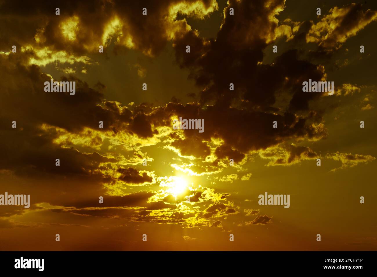 Drammatica con uno sfondo con cielo nuvoloso al tramonto Foto Stock