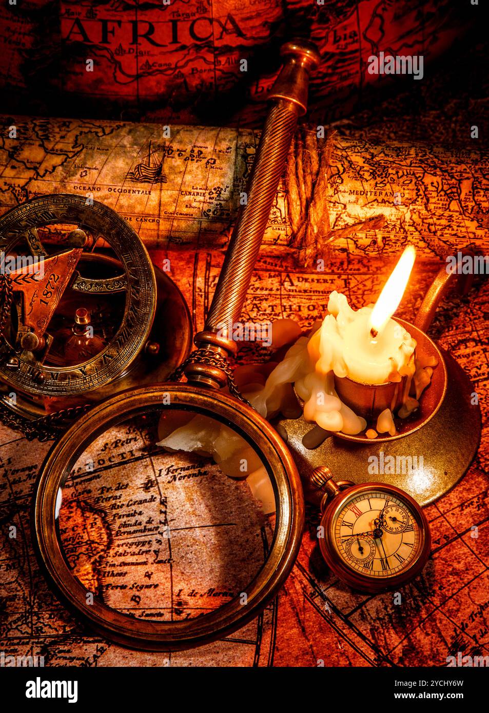 Natura morta vintage. Oggetti d'epoca sulla mappa antica. Foto Stock