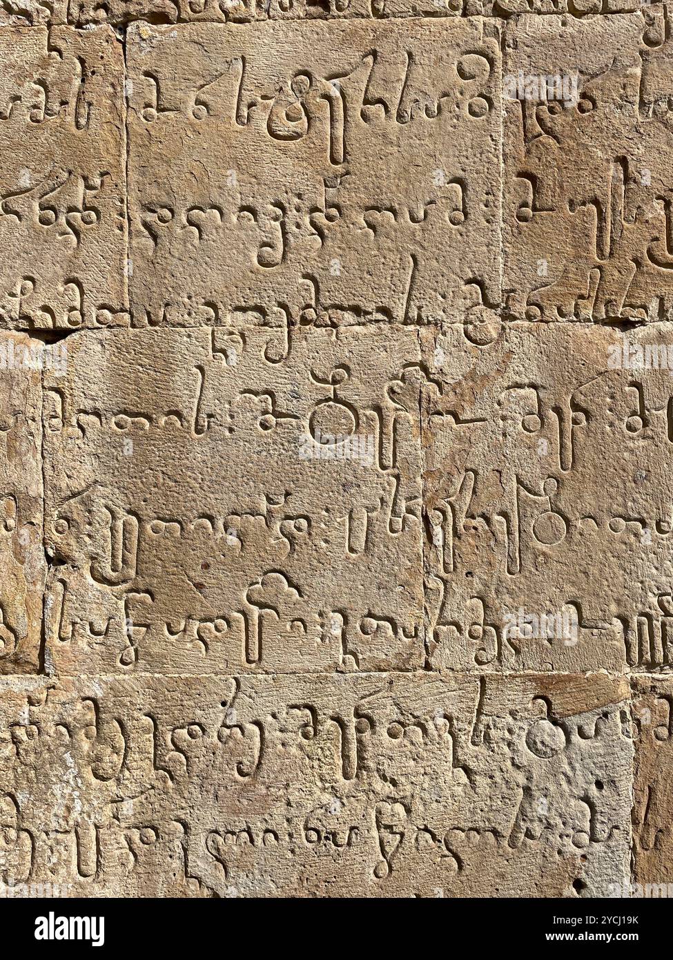 Antica scrittura georgiana, fortezza di Ananuri, Ananuri, Repubblica di Georgia. - Immagine stock catturata con smartphone