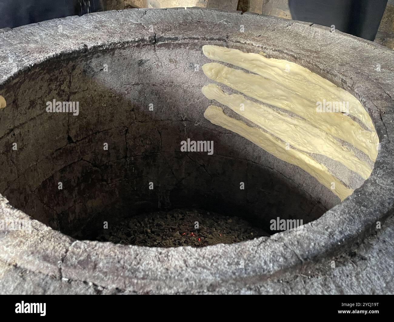 Produzione di pane Shoti, azienda vinicola Khareba, Kakheti, Repubblica di Georgia. - Immagine stock catturata con smartphone